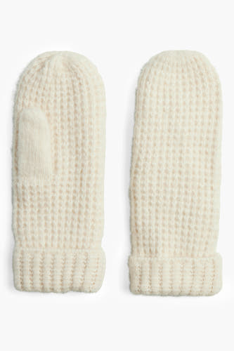 Witte gebreide wanten van PIECES®, met ribbels bij de manchetten.