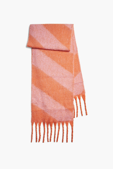 Écharpe d'hiver orange de PIECES® avec motif rayé et franges aux extrémités.