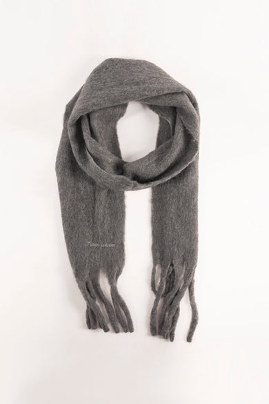 Manteau d'hiver vert de PIECES® avec une texture plumeuse et le texte "Restez au chaud".