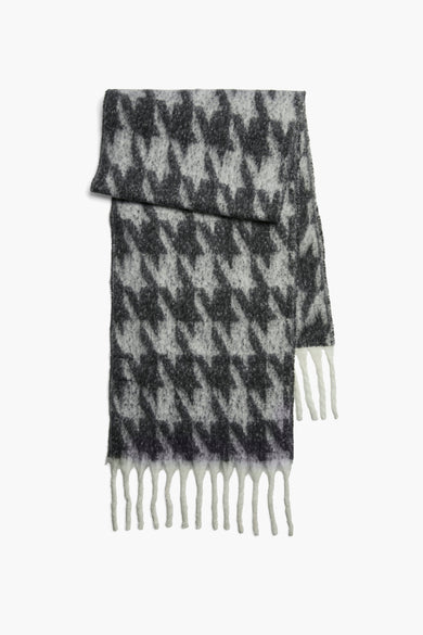 Zwarte wintersjaal van PIECES® met een houndstooth patroon en franjes.
