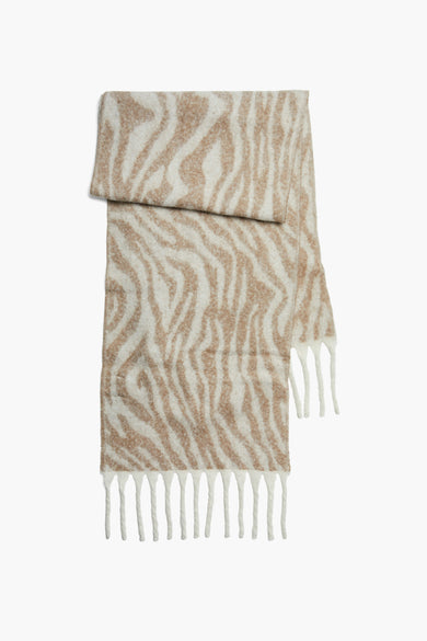 Beige wintersjaal van PIECES® met een zebraprint en franjes aan de uiteinden.