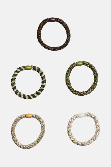 Boucles d'oreilles à cheveux multicolores de PIECES®, avec diverses couleurs et détails de texture.
