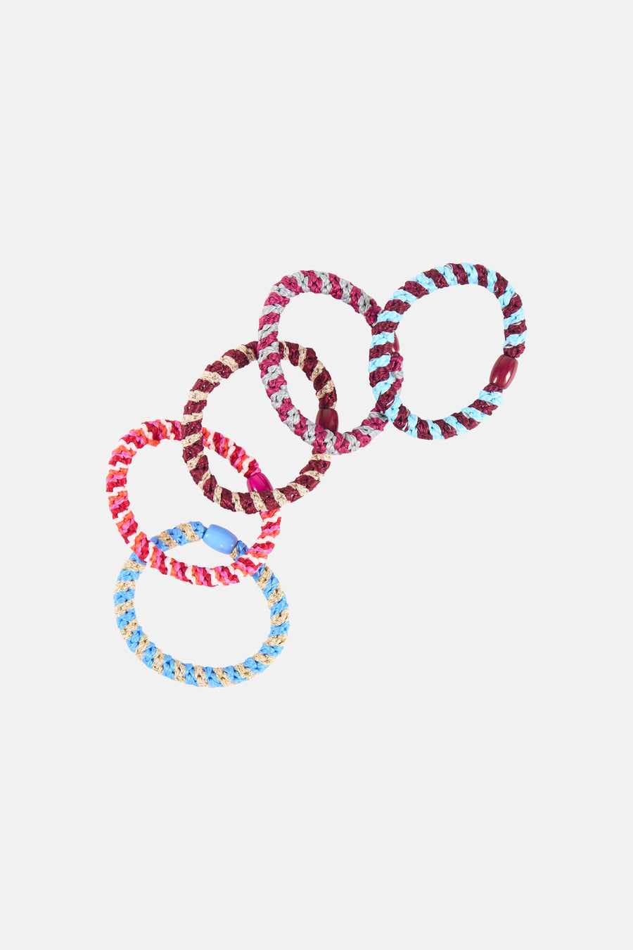 Élastiques tressés multicolores de PIECES® avec des perles bordeaux, roses et bleues.