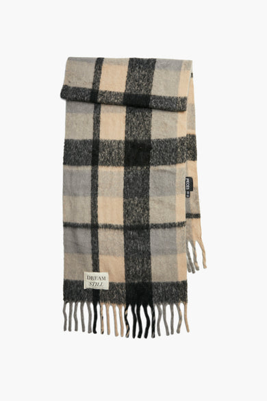 Chapeau d'hiver noir de PIECES, avec une impression imprimée en noir, gris et beige, et des franges aux extrémités.