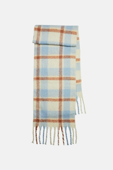 Blauwe wintersjaal van PIECES met bruin ruitpatroon en franjes.
