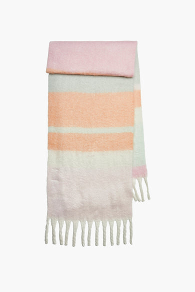 Châle d'hiver multicolore de PIECES® avec des rayures et des franges.