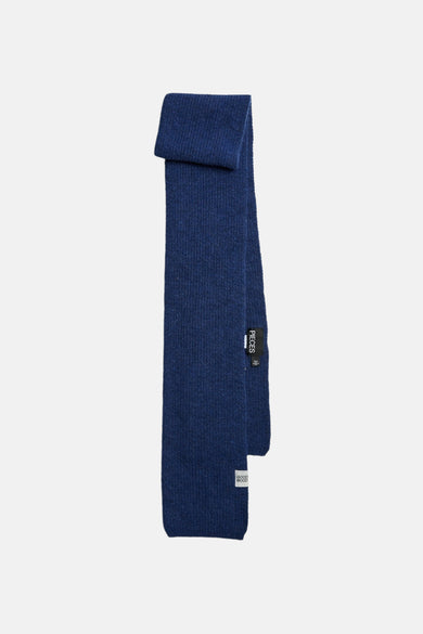 Écharpe d'hiver bleue de PIECES, avec structure en côtes et étiquette de marque.