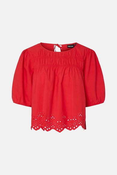 Rode blouse met driekwart mouwen van Pieces, afgewerkt met broderie aan de onderkant.