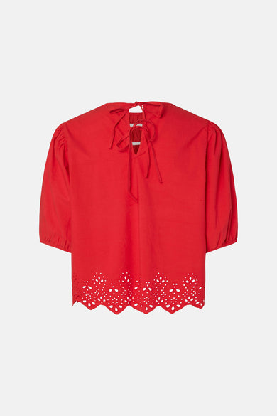 Rode blouse van PIECES, met driekwart mouwen, een open rug met striksluiting en broderie aan de zoom.
