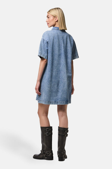 Tissu de denim en bleu moyen, de PIECES®, avec des manches courtes et des coutures visibles.