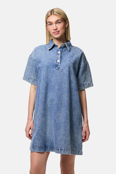 Tissu de denim en bleu moyen, de PIECES®, avec des manches courtes et une fermeture à boutons.
