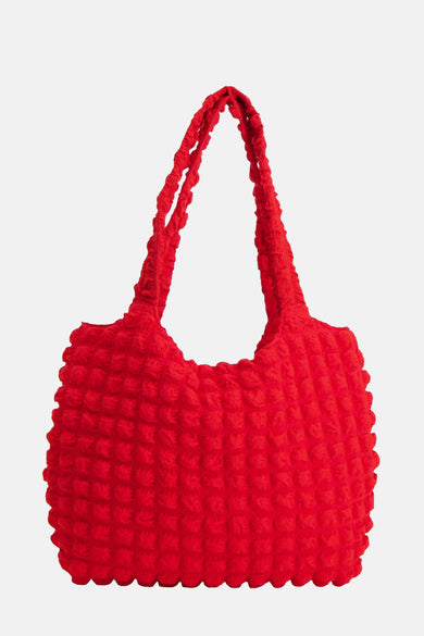 Sac à main rouge de PIECES® avec une surface texturée et des anses tressées.