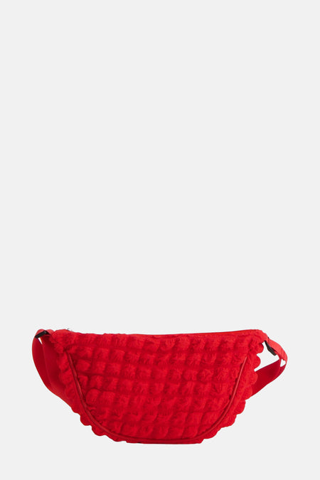 Rode schoudertas van PIECES® met een gewatteerde textuur en een verstelbare band.
