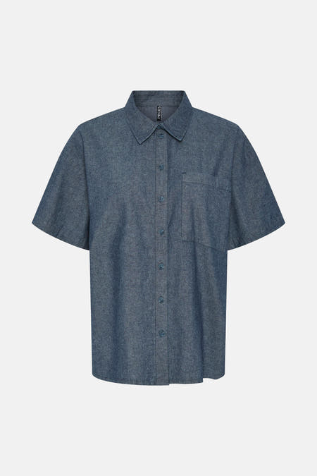 Chemise bleue à manches courtes de PIECES®, vue de derrière avec une pli sur le dos.