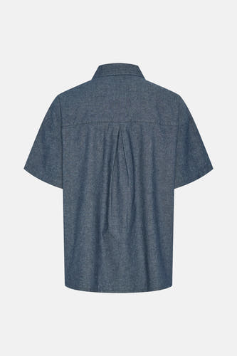 Blauw hemd met korte mouwen van PIECES®, gezien van achteren met een plooi op de rug.