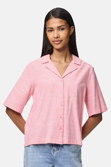 Chemise rose à manches courtes de PIECES®, avec des rayures verticales et portée avec des jeans larges.