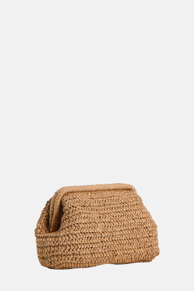 Beige toilettas van PIECES® met gevlochten textuur en een klassieke clutch-vorm.
