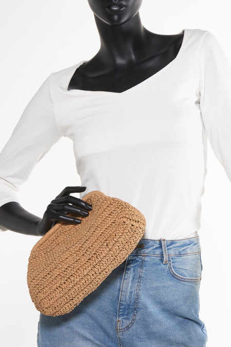 Beige toilettas van Pieces, met gevlochten textuur, vastgehouden door een mannequin gekleed in een wit shirt en jeans.
