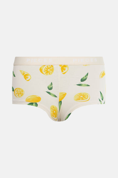 Shorty beige de PIECES avec un motif de citrons et de feuilles vertes.