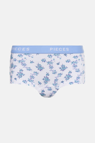 Shorty bleu de Pieces, avec un imprimé fleuri en tons de bleu sur toute la surface.