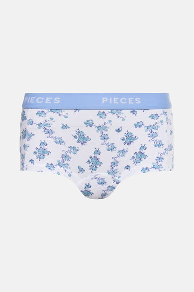 Blauwe shorty van Pieces met een bloemmotief en een blauwe tailleband.
