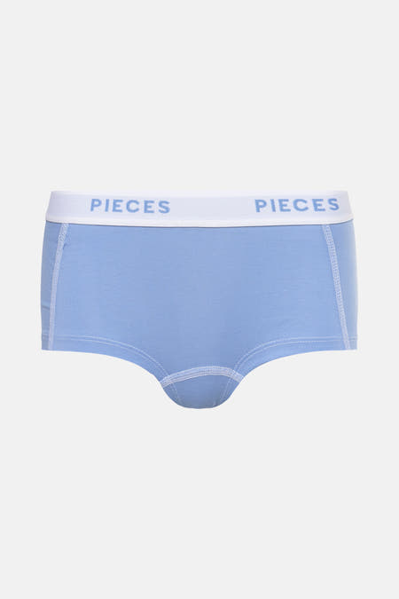 Shorty de sous-vêtements bleu Pieces Pieces avec une ceinture blanche portant le logo.