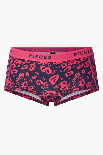 Shorty rouge de Pieces, avec une impression de léopard bleu foncé et une bande élastique rose avec le nom de la marque imprimé.