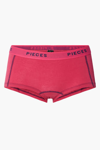 Shorty rouge de PIECES, avec une ceinture élastique au logo de la marque.