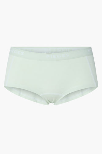 Groene shorty van PIECES met een elastische tailleband met het logo "PIECES" erop.