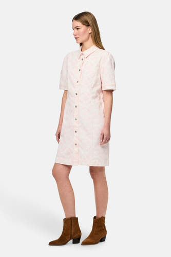 Robe rose à manches courtes de PIECES®, avec un léger imprimé floral et une fermeture à boutons.