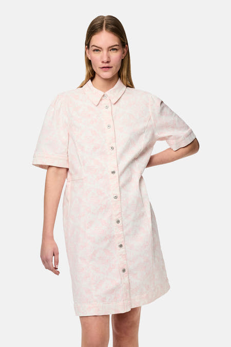 Robe rose à manches courtes de PIECES®, avec fermeture à boutons et motif de fleurs roses claires.