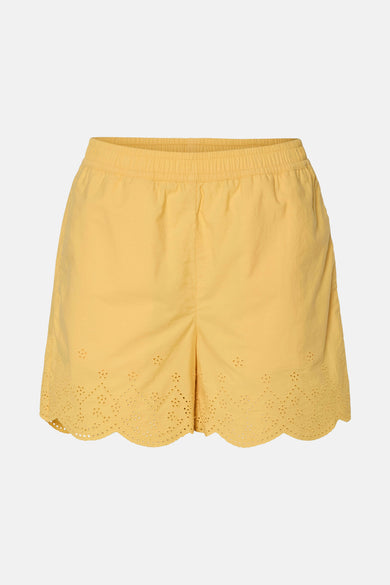 Gele short van PIECES met elastische tailleband en broderie details aan de onderkant.
