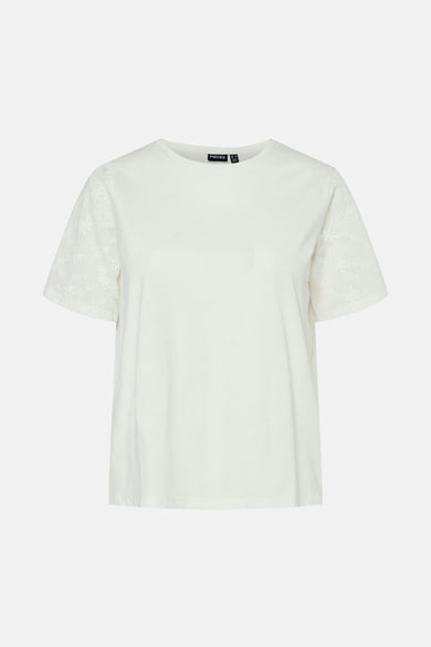 Wit T-shirt van PIECES, met korte mouwen met bloemenborduursel.