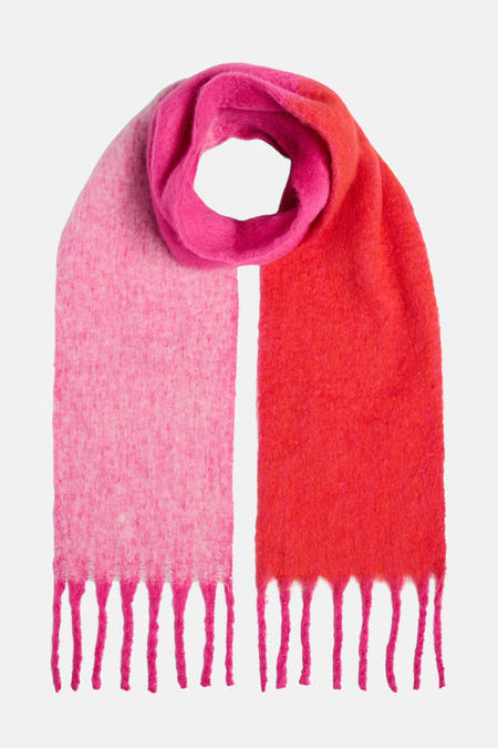 Multicolor wintersjaal van PIECES®, met franjes en een zachte, wollige textuur.