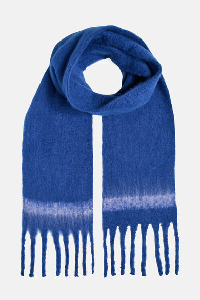 Écharpe d'hiver bleue de PIECES® avec un motif rayé et des franges aux extrémités.