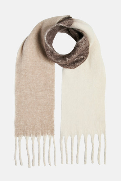 Écharpe d'hiver beige de PIECES® avec accent marron et franges aux extrémités.