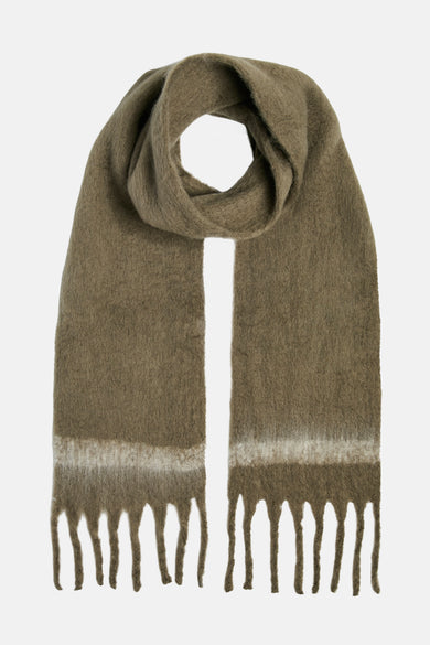Kaki wintersjaal van Pieces met een witte streep en franjes aan de uiteinden.