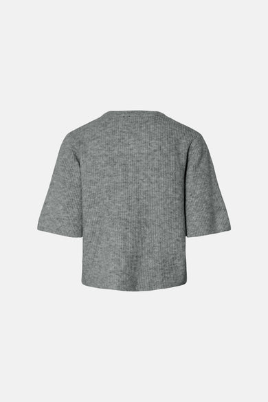 Grijs gilet van PIECES®, gebreide textuur met korte mouwen, gezien van achteren.

