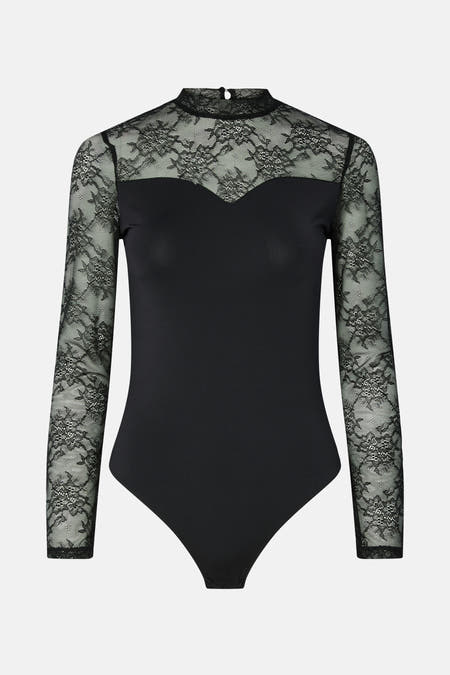 Zwarte body van PIECES, met lange kanten mouwen en een hoge kanten hals.