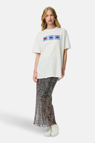 Wit T-shirt met korte mouwen van PIECES®, met lippenstift print en gecombineerd met een rok met panterprint.
