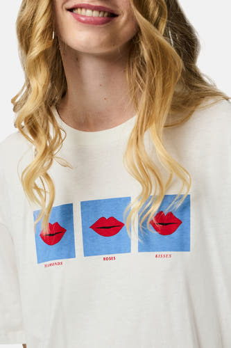 Wit T-shirt met korte mouwen van PIECES, met een print van lippen in blauwe vierkanten.
