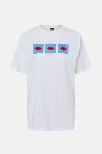 Wit T-shirt met korte mouwen van PIECES®, met grafische print van rode lippen op blauwe achtergrond.
