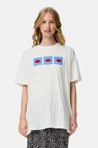 Wit T-shirt met korte mouwen van PIECES® met een print van rode lippen in blauwe kaders.