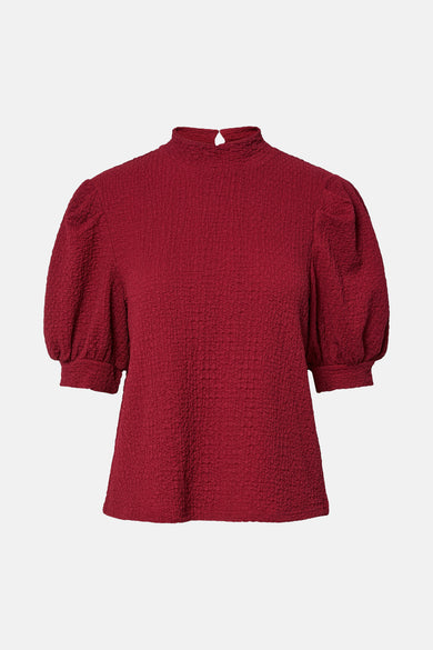 Rode blouse met korte pofmouwen van PIECES®, met een hoge kraag en een gestructureerde textuur.