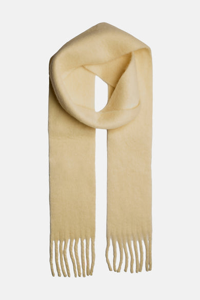 Gele wintersjaal van PIECES®, met zachte textuur en franjes aan de uiteinden.