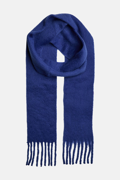 Blauwe wintersjaal van PIECES® met franjes aan de uiteinden, zachte textuur.
