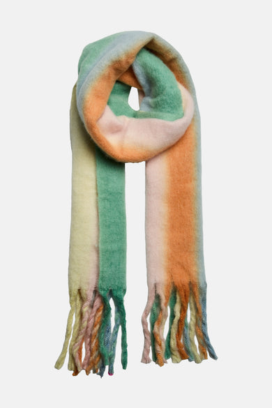 Châle tricoté multicolore de PIECES®, avec franges et une douce texture.