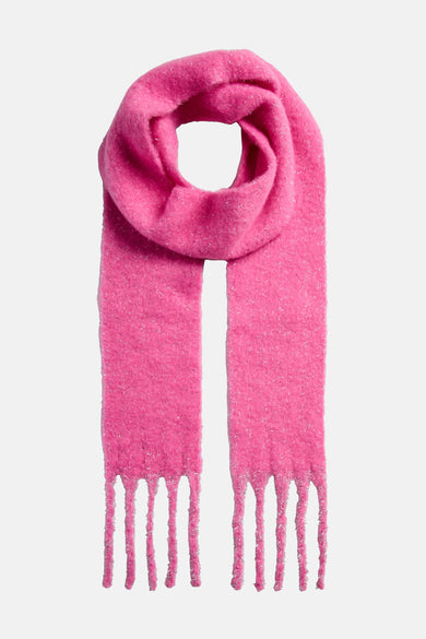 Chapeau d'hiver rose de PIECES® avec franges et une douce texture veloutée.