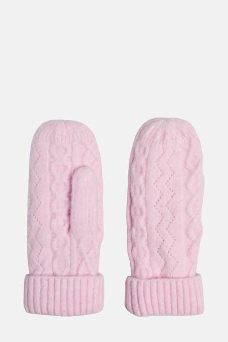 Roze handschoenen van PIECES® met gebreid kabelpatroon en geribde manchetten, geïsoleerd op een witte achtergrond.
