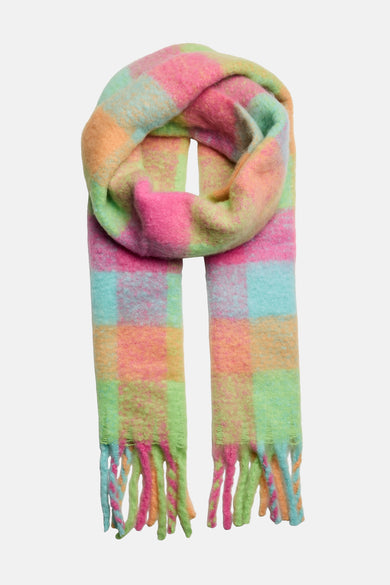 Multicolor wintersjaal van PIECES®, met een geblokt patroon en franjes.